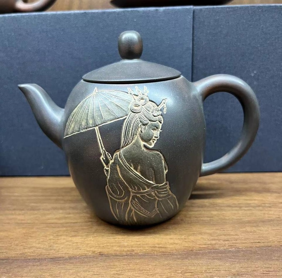 Глиняный чайник "Дама с зонтиком". Price: ₽35,110 rub.
