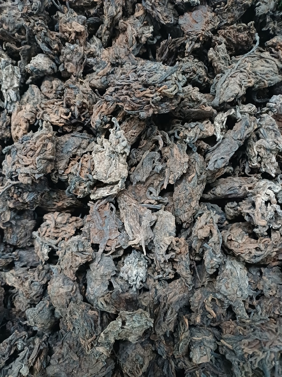 Loose Leaf Pu-erh Tea - Шу пуэр 2025 г. со старых чайных деревьев "Лаоманьэ Лаочатоу" (Старые чайные головы из деревни Лаоманьэ)