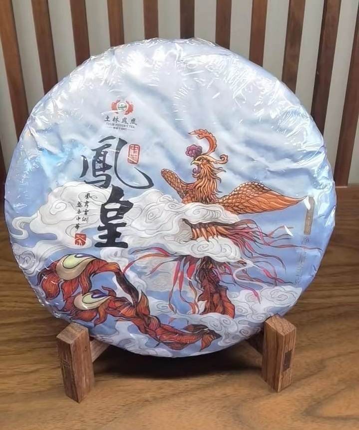 Pressed Raw Pu-erh Tea - Шэн пуэр 2018 г. "Птица Феникс" завода "Тулинь" 357 г
