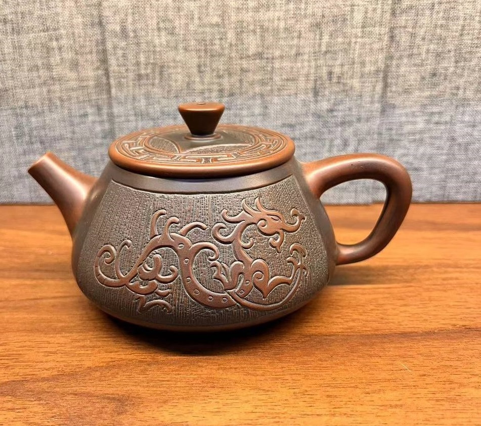 Чайник глиняный из Циньчжоу, Гуанси "Рисунок дракона". Price: ₽21,090 rub.
