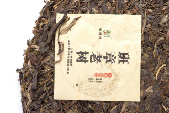 Pressed Raw Pu-erh Tea - Шэн пуэр 2014 г. «Баньчжан лаошу» марки «Кайшуньхао» завода «Цзюмин», 357 г, 