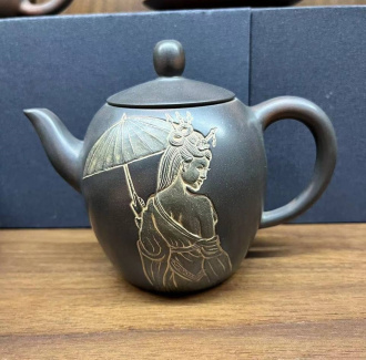 Глиняный чайник "Дама с зонтиком". Price: ₽35,110 rub.