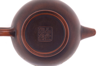 Исинский глиняный чайник «Одинокая ветка» мастер Ин Хуаюй, 180 мл. Price: ₽5,250 rub.