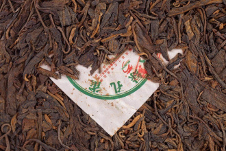 Pressed Raw Pu-erh Tea - Шэн пуэр 2008 г. «Павлин» марки «Сад дракона», 380 г, 
