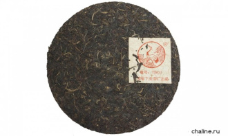 Pressed Raw Pu-erh Tea - Шэн пуэр 2005 г. «T8663» марки «Сосна и журавль» завода «Сягуань» блин 357 г, 