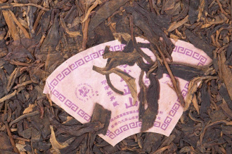 Pressed Raw Pu-erh Tea - Шэн пуэр 2003 г. «Горы Иу» завода «Шесть великих чайных гор» 357 г, 