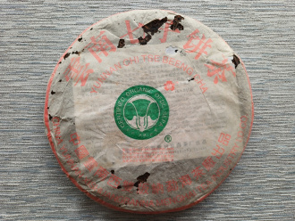 Pressed Raw Pu-erh Tea - Шэн пуэр 2000 г. сырьё из д. Лаобаньчжан Мэнхай "ДаИ" 357 г