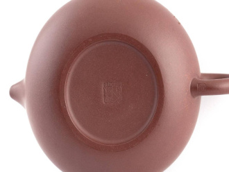 Yixing clay teapot "Lingonberry blossom" by master Gao Wenyi, 130 ml.. Price: ₽30,400 rub.