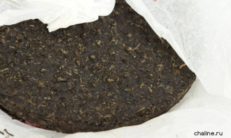 Pressed Raw Pu-erh Tea - Шэн пуэр 2005 г. «T8663» марки «Сосна и журавль» завода «Сягуань» блин 357 г, 