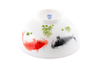 Уценённая пиала керамическая "Благородные карпы", 50 мл. | 茶杯. Price: ₽340 rub.