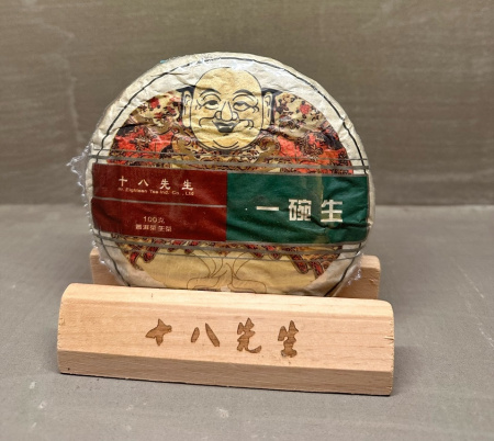 Pressed Raw Pu-erh Tea - Шэн пуэр 2016 года бренда "Mr. Eighteen" 100 г, 