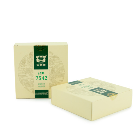 Pressed Raw Pu-erh Tea - Шэн пуэр 2013 г. "7542" марки "Даи" завода "Мэнхай" блин 150 г, 