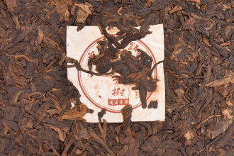 Pressed Rip Pu-erh Tea - Шу пуэр 2010 г. «Старые деревья Булан» с ароматом травы Номи 357 г, 