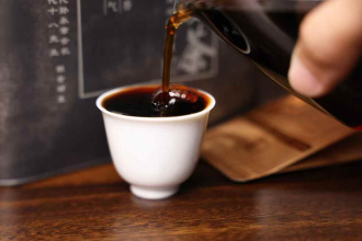 Loose Leaf Pu-erh Tea - Shu pu-erh "Fuyan cha" brand "Mr. Eighteen" (Mr. Eighteen) raw materials from the early 2000s, 10 g packaging, 