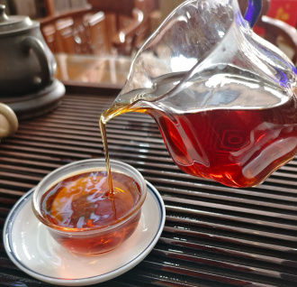 Pressed Rip Pu-erh Tea - Shu puer "Banzhang Longzhu" from the "Kaishunhao" plant, 