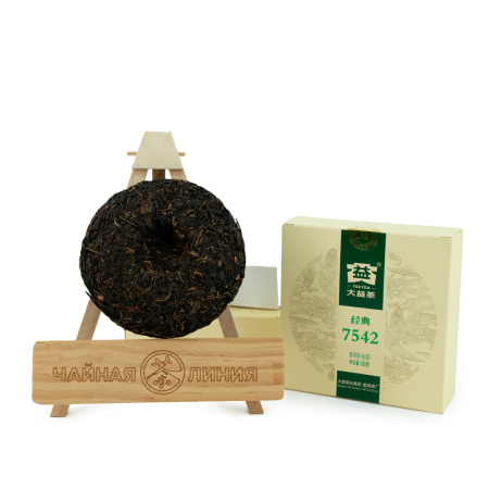 Pressed Raw Pu-erh Tea - Шэн пуэр 2013 г. "7542" марки "Даи" завода "Мэнхай" блин 150 г, 