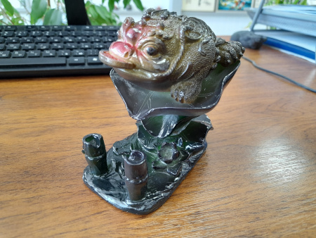 Уцененная чайная фигурка меняющая цвет "Трёхлапая жаба богатства и водяное колесо". (Отсутствует водяное колесо). Price: ₽2,820 rub.