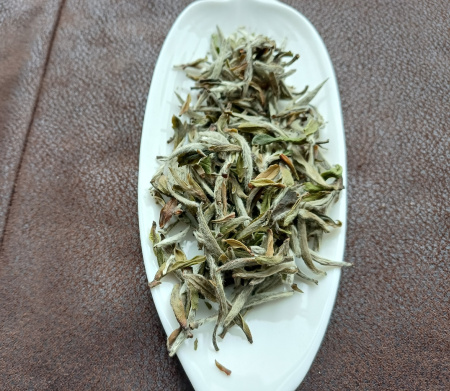 Buy, white tea Прессованный Белый чай из Хулиня 2010 г. "Сяолифан Гунмэй" мелкозернистый квадрат 50 г