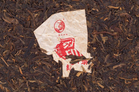 Pressed Raw Pu-erh Tea - Sheng pu-erh 2013 "Red Seal" brand "Pine and Crane" factory "Xiaguan" cake 357 g, 