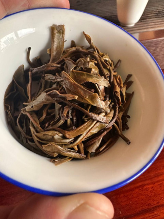 Pressed Raw Pu-erh Tea - Шэн пуэр 2015 года с больших чайных деревьев деревни Лаобаньчжан 200 г, 