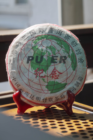 Pressed Raw Pu-erh Tea - Sheng pu'er 2002 "International Pu'er Tea Exhibition" of the Tai Lian factory, 400 g, 