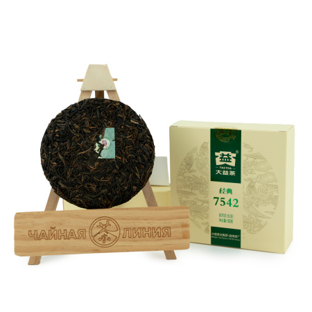 Pressed Raw Pu-erh Tea - Шэн пуэр 2013 г. "7542" марки "Даи" завода "Мэнхай" блин 150 г, 
