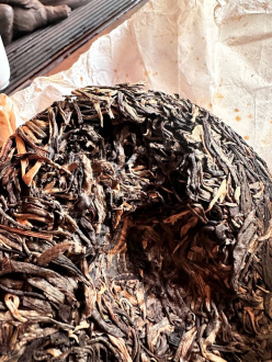 Pressed Raw Pu-erh Tea - Шэн пуэр 2015 года с больших чайных деревьев деревни Лаобаньчжан 200 г, 
