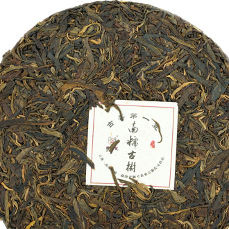 Pressed Raw Pu-erh Tea - Шэн пуэр 2013 г. "Многовековые деревья деревни Ди И гор Нань Но" марки "Кайшуньхао" 400 г, 